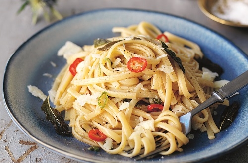 Pasta med hett salviasmör